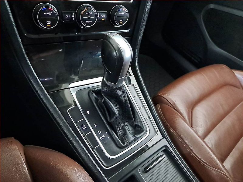 Volkswagen Golf (2014) 2.0 TDI, Automat, Serv.kniha - fotka 13 z 17