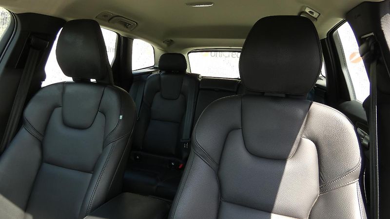 Volvo XC60 B4 mHEV AWD Plus Dark - fotka 7 z 22