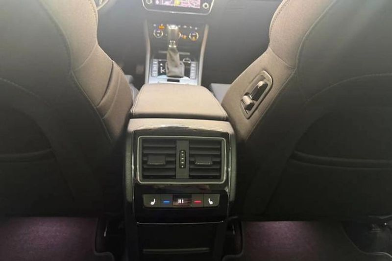 Škoda Superb 2.0TSI Style Matrix ACC Paměť - fotka 11 z 12