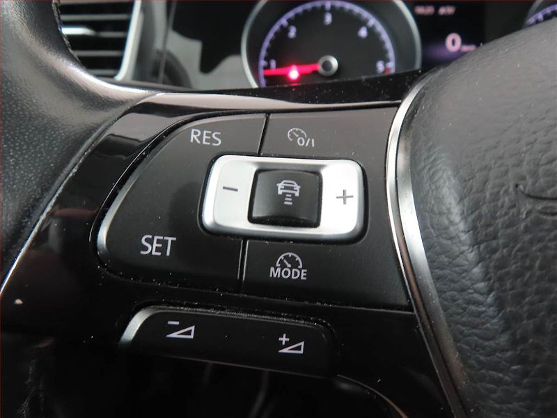 Volkswagen Golf (2018) Highline 2.0 TDI, Serv.kniha - fotka 17 z 21