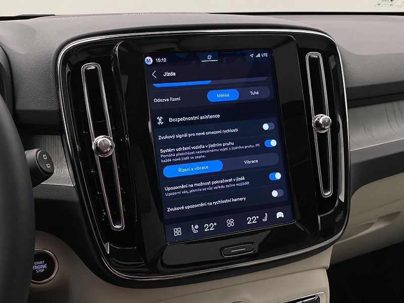 Volvo XC40 B4 DARK ULTRA AUT CZ - fotka 49 z 60