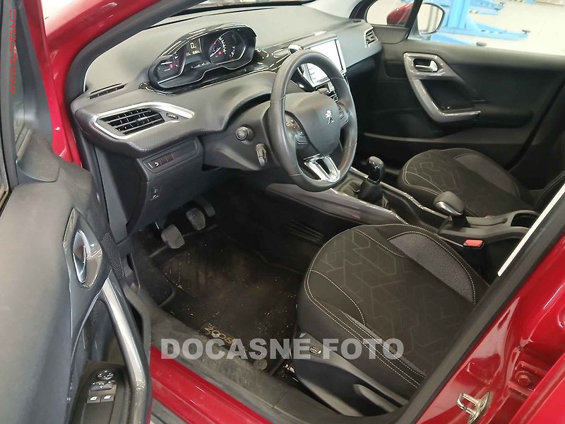 Peugeot 2008 (2018) 1.2i, 1.maj,ČR, servis.kniha - fotka 3 z 3