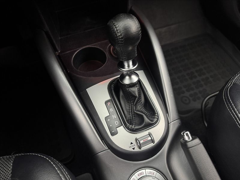 Mitsubishi Outlander 2,2 4WD AUTOMAT VÝHŘEV KAMERA - fotka 18 z 34