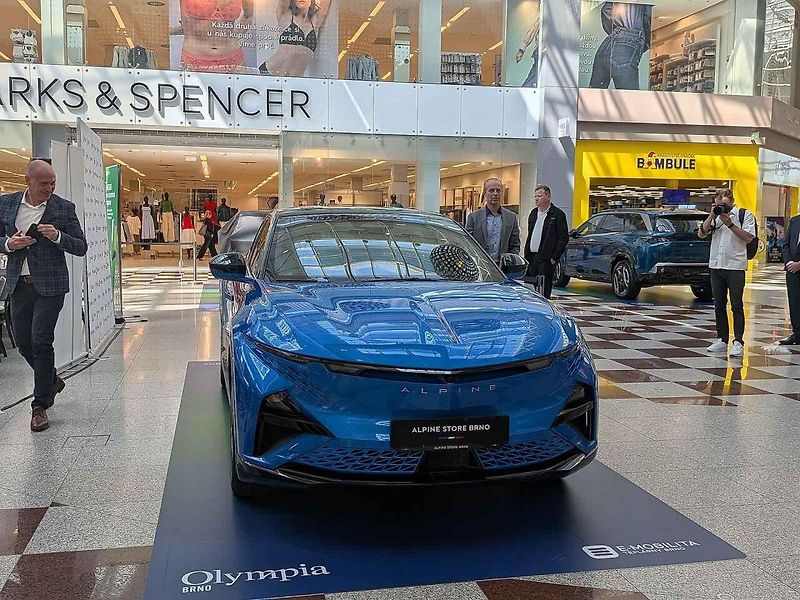 Lidé poprvé v Česku uvidí nové modely vozů Alpine A390 a Mitsubishi Eclipse Cross v brněnské Olympii. Výstava potrvá do konce května a její součástí budou i testovací jízdy.