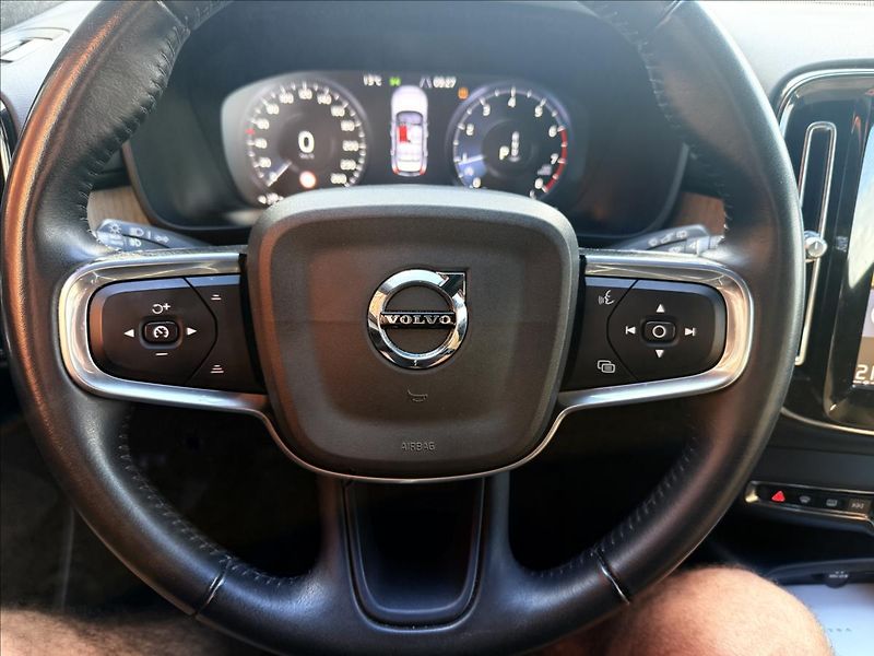 Volvo XC40 2,0 T4 Inscription AWD - fotka 11 z 31