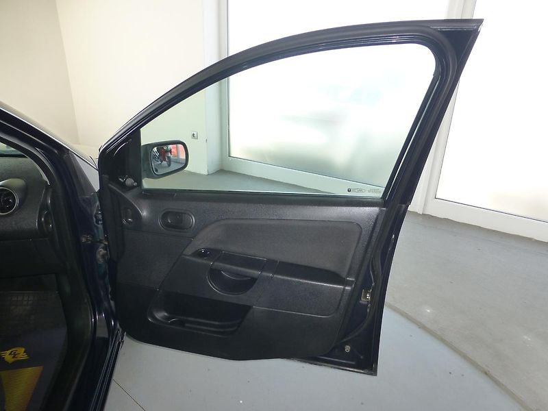 Ford Fiesta (2005) 1,3i-**ALU KOLA***KLIMATIZACE* - fotka 15 z 22