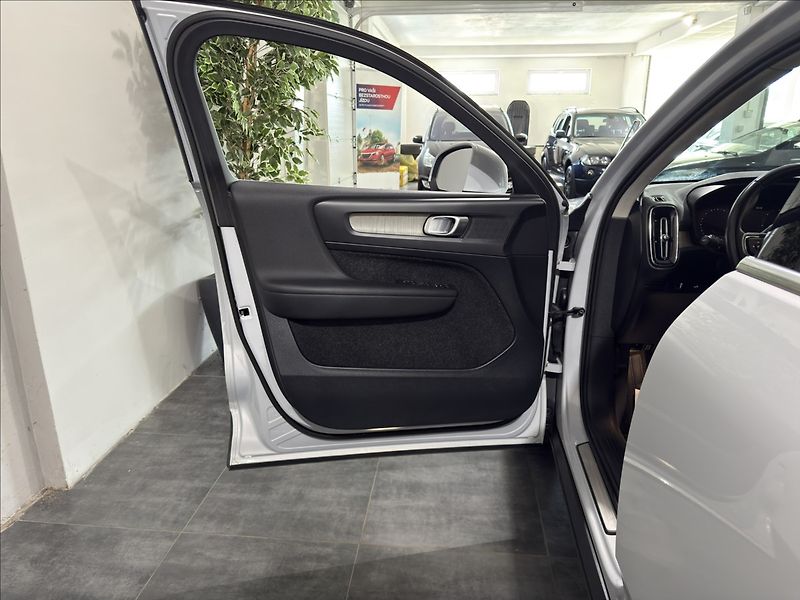 Volvo XC40 2,0   D4 INSCRIPTION ZÁRUKA 28 - fotka 6 z 46