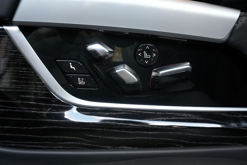BMW Řada 7 740d xDrive, Laser, Ventilace - fotka 39 z 42