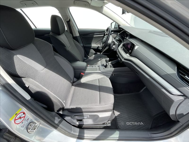 Škoda Octavia 2,0 TDI Combi Ambition Plus TA - fotka 18 z 23
