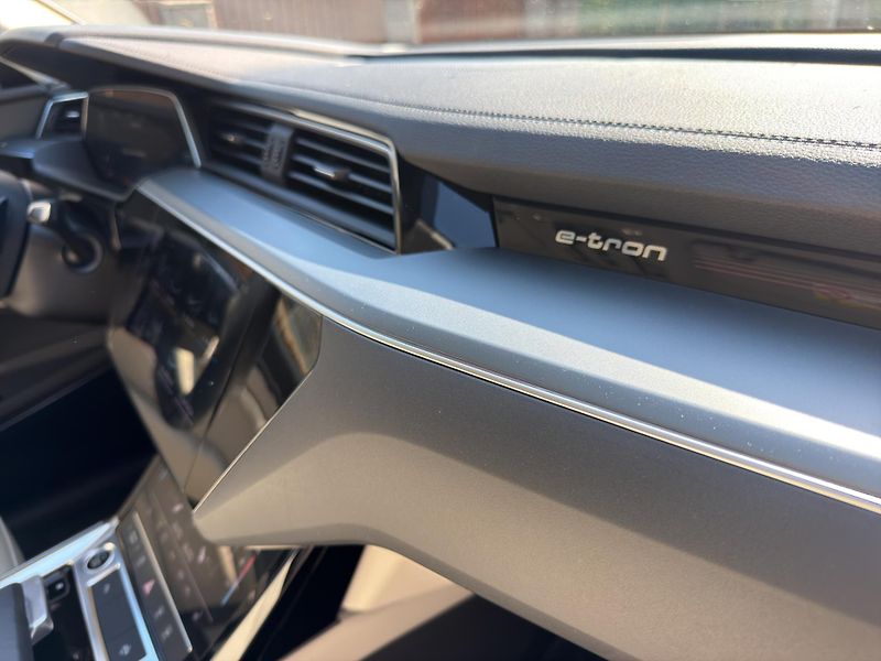 Audi e-tron (2023) 55 300KW 21 ALU PANORAMA - fotka 24 z 27