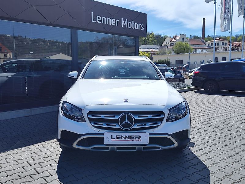 Mercedes-Benz Třídy E E220d/143kW 4MATIC All-Terrain - fotka 2 z 37