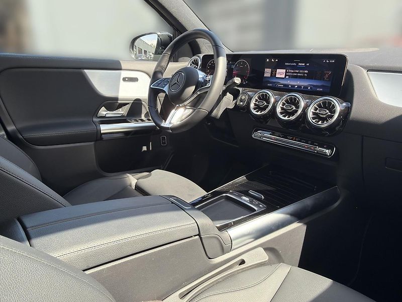 Mercedes-Benz GLA 200d 4MATIC - fotka 12 z 17