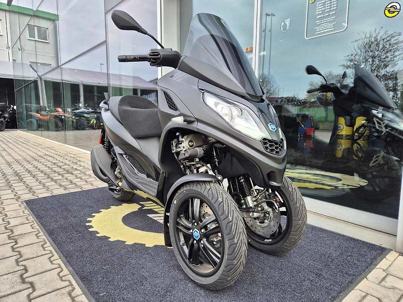 Piaggio MP3 300 (2024) Deep Black - fotka 2 z 20