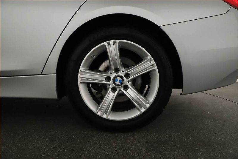 BMW Řada 3 (2013) 320 d xDrive, 4X4, Automat - fotka 20 z 20