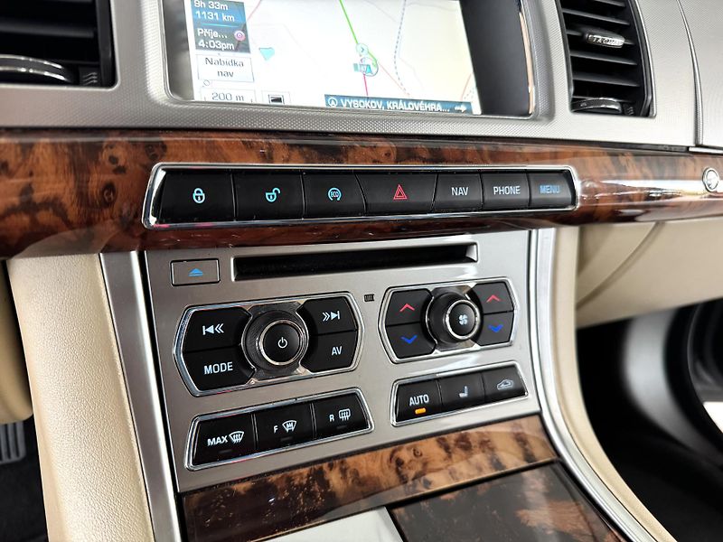Jaguar XF 2,2d 147kW*AUT*Navi*Kamera - fotka 21 z 34