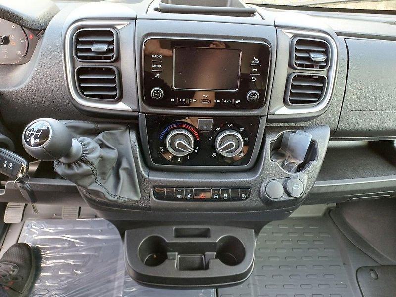 Peugeot Boxer (2025) Furgon 3300 L2H2 BlueHDi 140k  - fotka 19 z 27