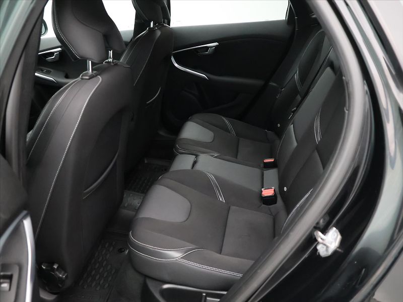 Volvo V40 2,0 D2 Automat Momentum DPH - fotka 13 z 25
