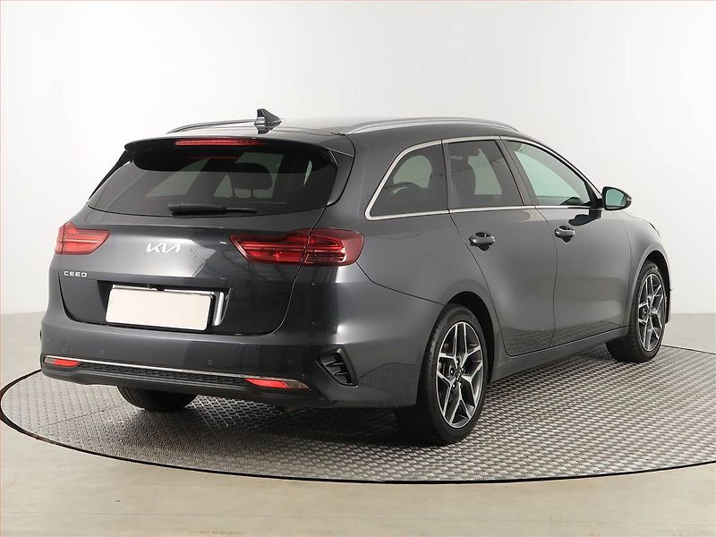 Kia Ceed (2023) Gold 1.5 T-GDI, Serv.kniha - fotka 5 z 17