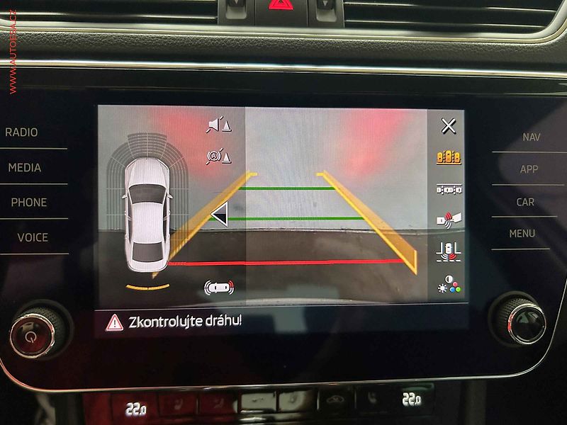 Škoda Superb (2018) 2.0TDi, ČR, L&K, bixen, kůže - fotka 15 z 17