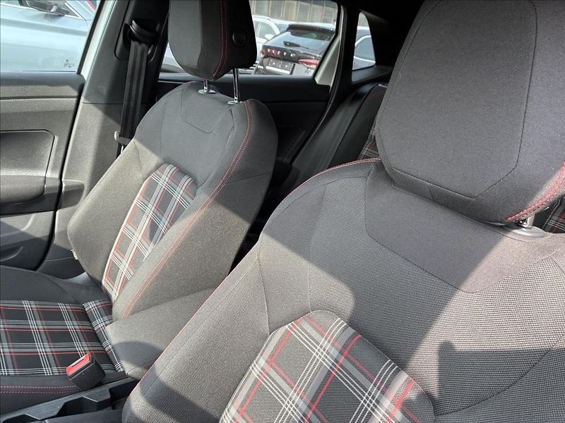 Volkswagen Polo 2,0 GTI VIRTUÁL KEYLESS - fotka 12 z 32