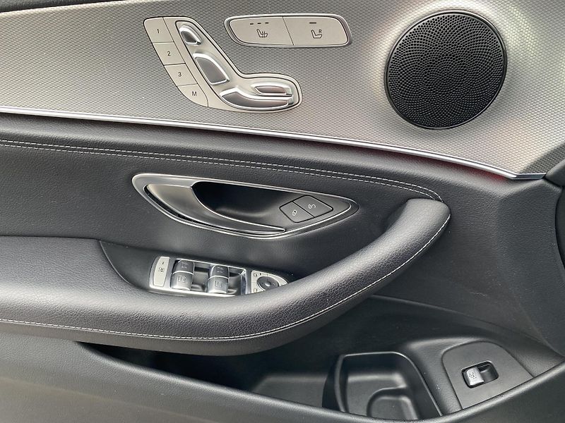 Mercedes-Benz Třídy E E 220d 4M AMG - fotka 16 z 23
