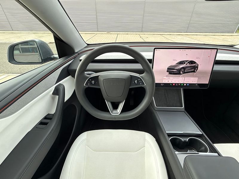Tesla Model Y (2025) - fotka 42 z 76