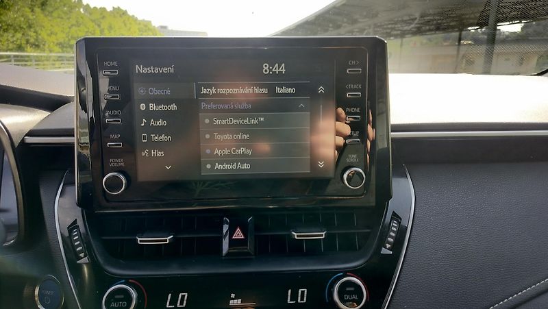 Toyota Corolla 2.0 hybrid, business, navigace - fotka 16 z 29