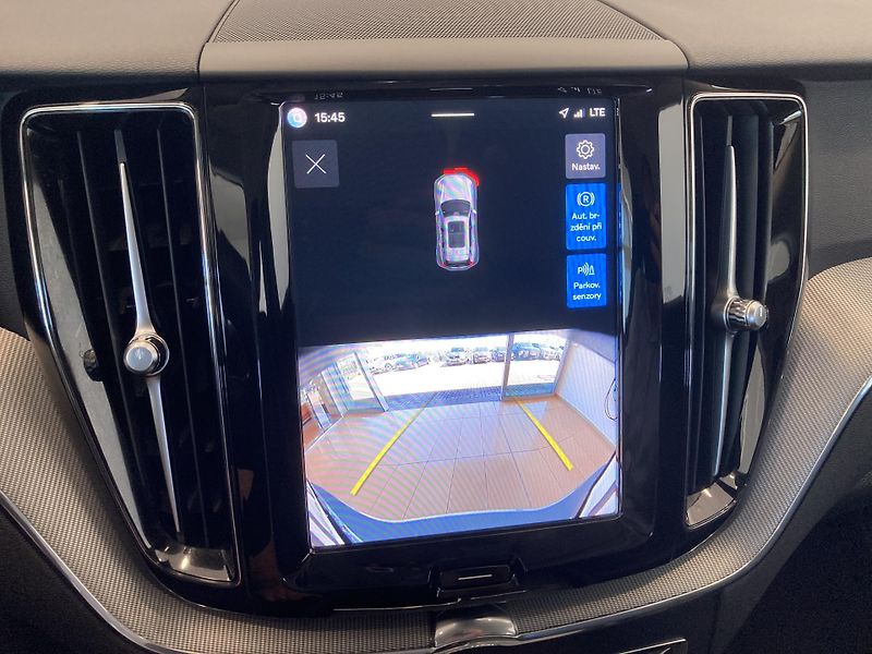 Volvo XC60 B4 AWD PLUS DARK AT8, ČR - fotka 25 z 26