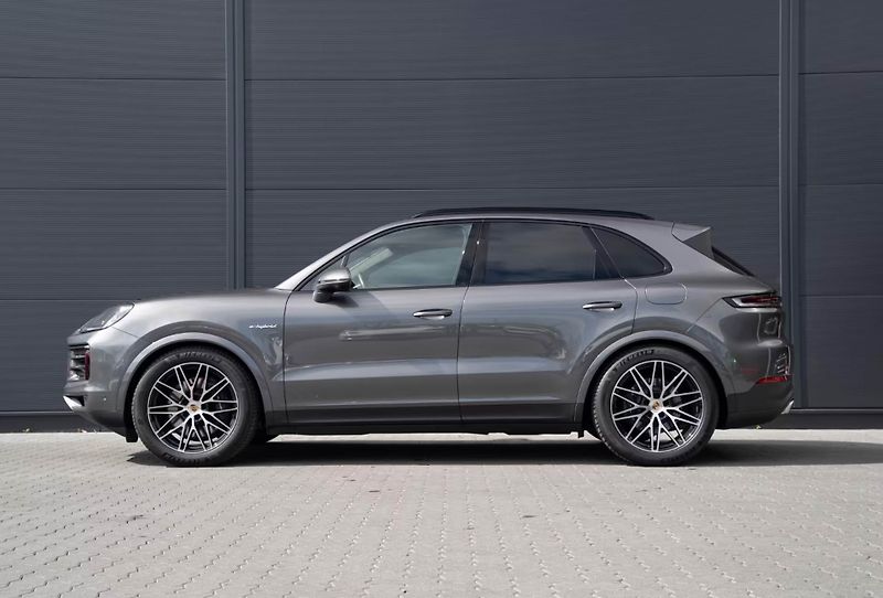 Porsche Cayenne E-Hybrid Pano BOSE PASM InnoDr - fotka 3 z 17