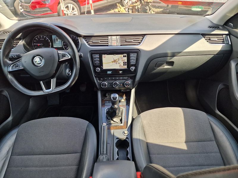 Škoda Octavia 1,6TDI 81KW EXCLUSIVE - fotka 13 z 23
