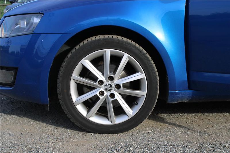 Škoda Octavia 1,6 TDi  4 x 4,ČR,XENONY,TOP - fotka 25 z 30