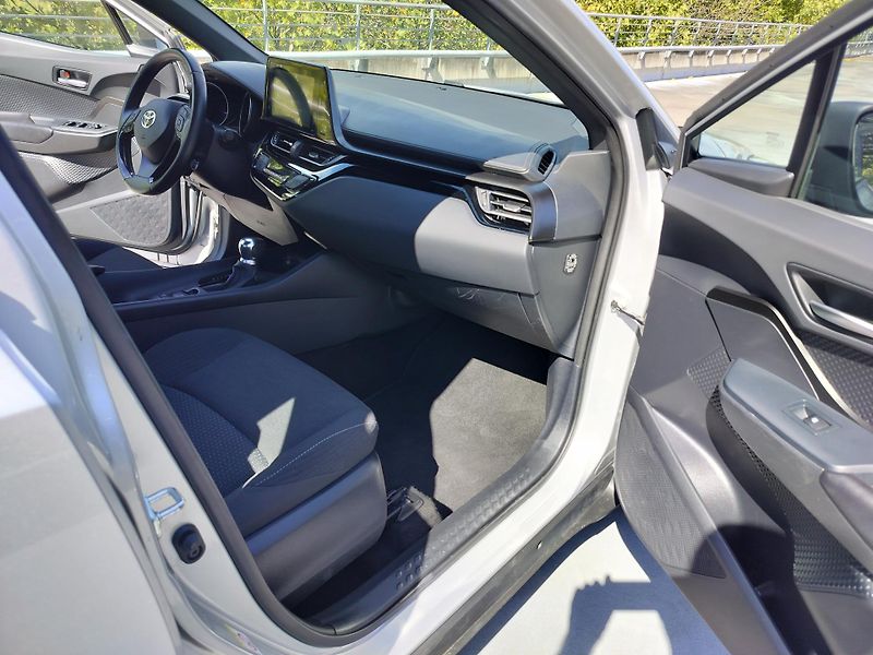 Toyota C-HR 1.8 hybrid business, navigace - fotka 20 z 27