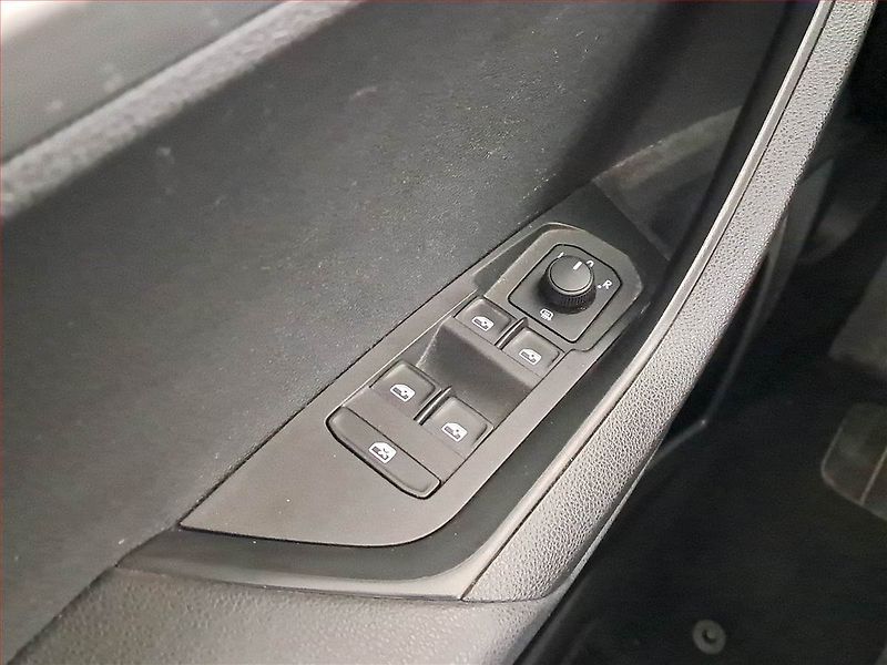 Škoda Karoq (2019) 1.6 TDI, Automat, Tempomat - fotka 17 z 17