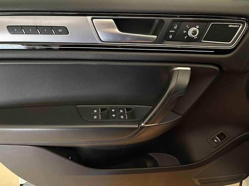 Volkswagen Touareg (2015) Exclusive V6 3,0 TDI  - fotka 14 z 35