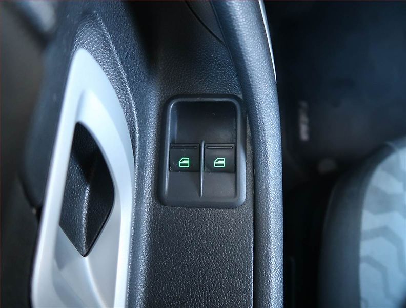 Škoda Fabia (2007) Ambiente 1.2 12V, ČR,1.maj - fotka 14 z 14