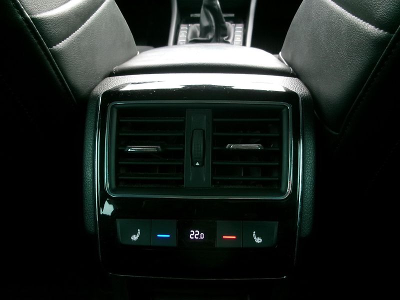 Škoda Superb (2015) 2,0TDI NAVI ACC 4x4 - fotka 17 z 36