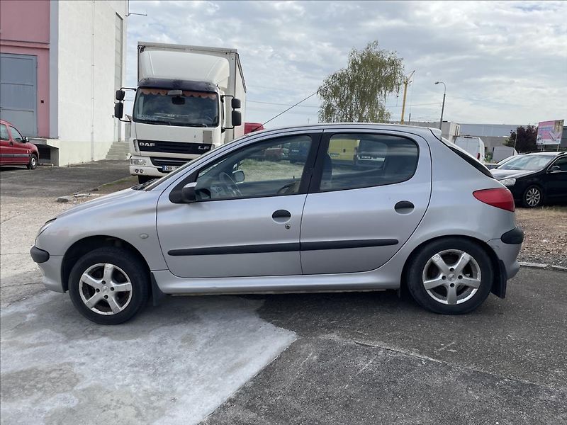Peugeot 206 1,4i 55kW*tažné*Zachovalé auto - fotka 8 z 36
