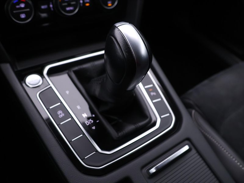 Volkswagen Passat 2,0 TDI 140kW DSG Elegance DPH - fotka 29 z 41