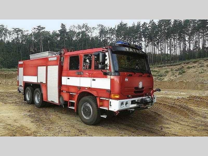 Tatra Force 8x8 – vozidlo pro přepravu potrubí.