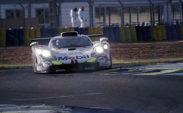 Bob Wollek s Porsche 911 GT při 24 hodin Le Mans 1998., zdroj: Wikimedia Commons, Martin Lee, CC BY-SA 2.0