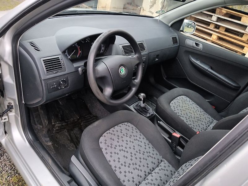 Škoda Fabia 1.4 16V Cool - fotka 9 z 17