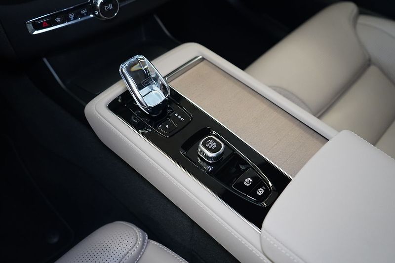 Volvo XC90 T8 PLUS Dark, Ventilace, 360° - fotka 41 z 50