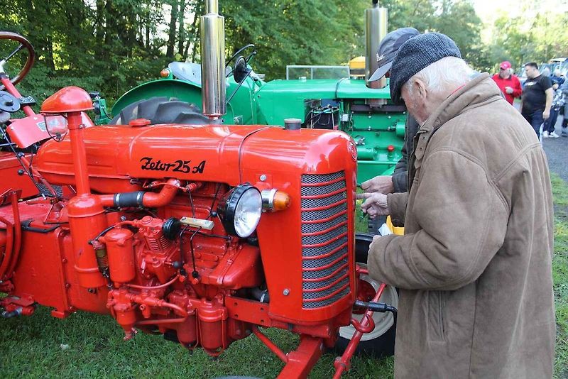 Traktory se poprvé na srazu představily v Budyni nad Ohří. Na snímku je historický asymetrický Farmall. Jeho majitel jej ukázal v plné parádě.