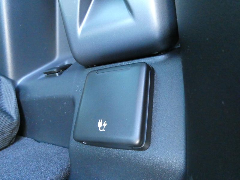 Land Rover Defender (2026) 130 3,0 X-Dynamic SE D350 - fotka 38 z 41
