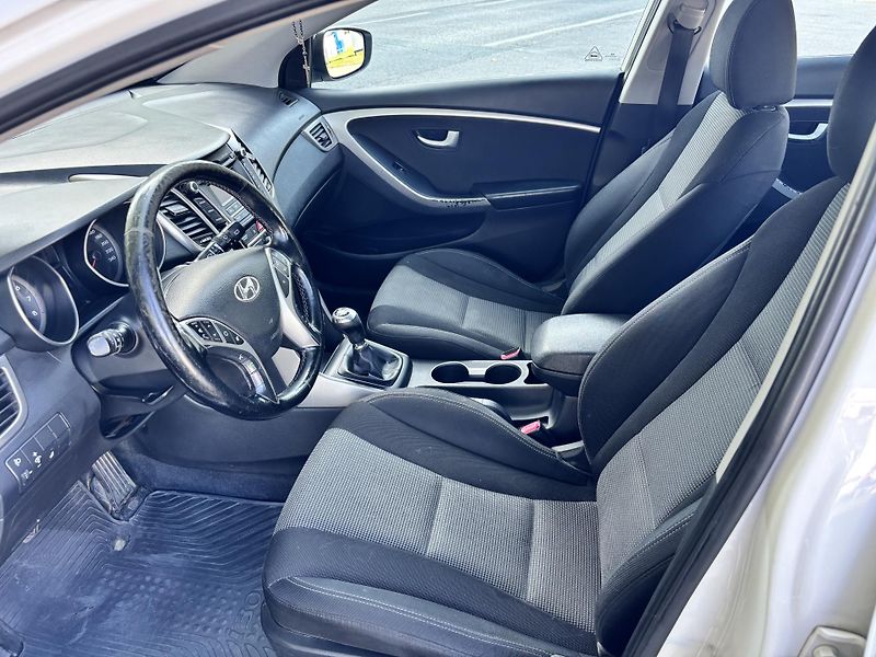 Hyundai i30 1.6 - fotka 15 z 23