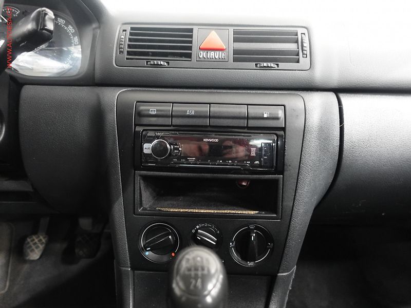 Škoda Octavia (2002) 1.6i, ČR, Elegance - fotka 13 z 19