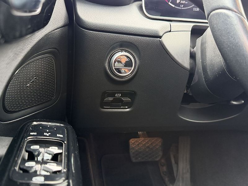 Mercedes-Benz Třídy C 220d Advantage, LED - fotka 21 z 32