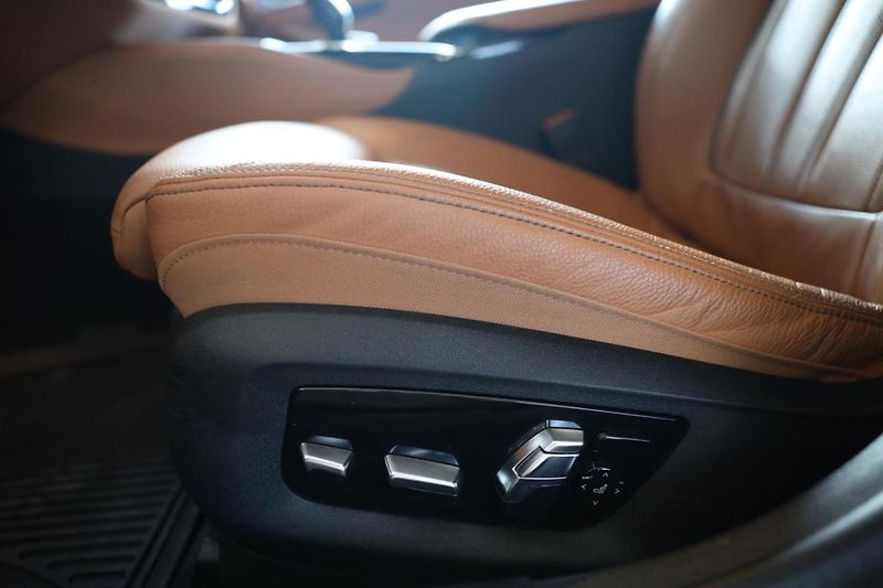 BMW Řada 5 M550i xDrive - fotka 26 z 30