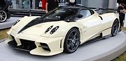 Vůz Pagani Huayra nese jméno indiánského bohu větru. Na snímku je model Imola roadster vystavený v roce 2024 na festivalu v Goodwoodu.