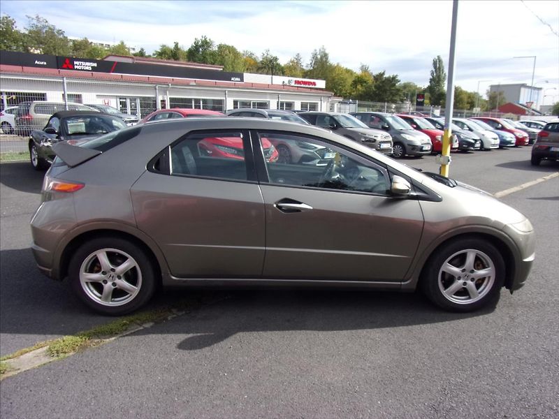 Honda Civic 1,3 i-DSI Comfort - fotka 2 z 24